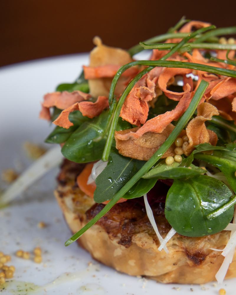 Herzhafte Tarte mit Feldsalat, Karottenchips und Senfkörnern